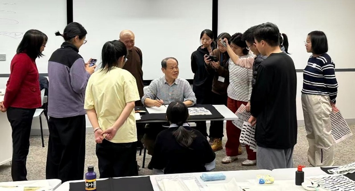 張清泉教授指導學院書法課及贈詩03